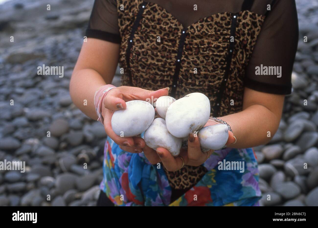 Taiwan: Eine Amis Frau mit meeresgewaschenen Marmorkieseln, East Coast National Scenic Area. Die Amis (auch Ami oder Pangcah) sind ein austronesisches Ethno g Stockfoto