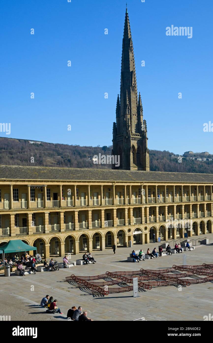 Historische Piece Hall Innenhof Attraktion (sonnige piazza, Besucher sitzen entspannend, Kolonnaden, Kirchturm) - Halifax, West Yorkshire, England Stockfoto