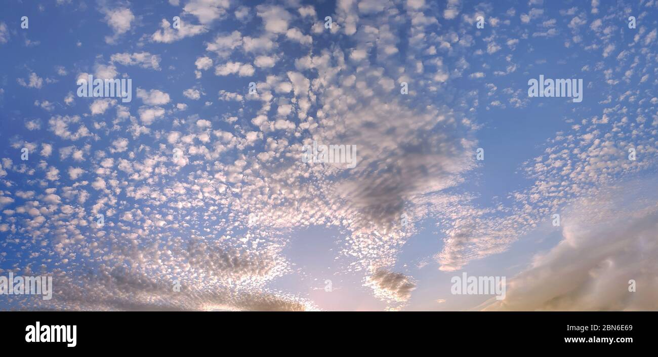 Blauer Himmel Hintergrund mit winzigen Wolken Panorama Stockfoto