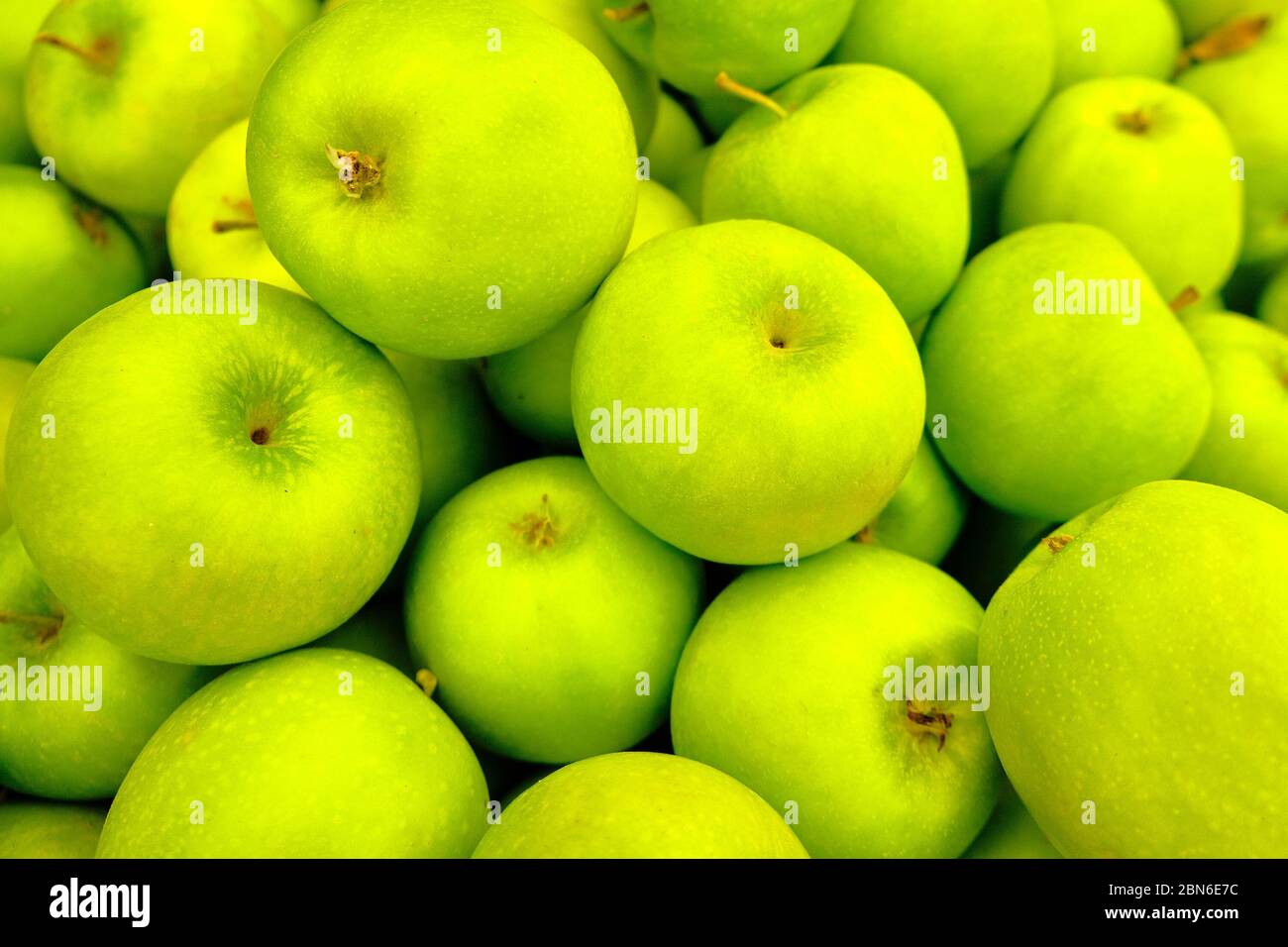 Grüne Oma smith Äpfel auf dem Markt Hintergrund oder Textur Stockfoto