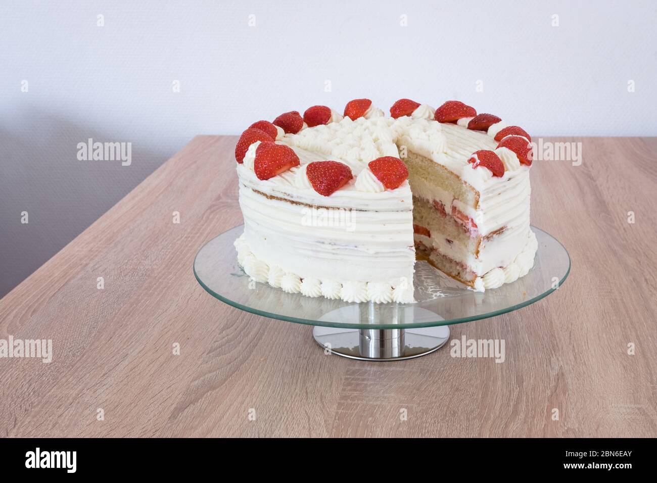 Muttertag Sahnetorte mit Schlagsahne und Erdbeeren dekoriert Stockfoto