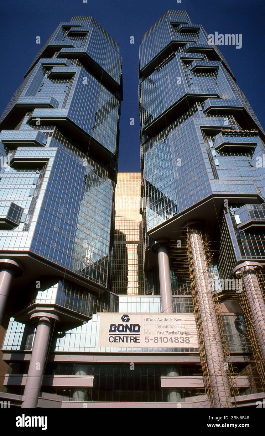 China: Die Zwillingstürme des Bond Center (heute Lippo Center) wurden 1988 in 89 Queensway, Admiralty, Hong Kong (1987) fertiggestellt. Ursprung Stockfoto