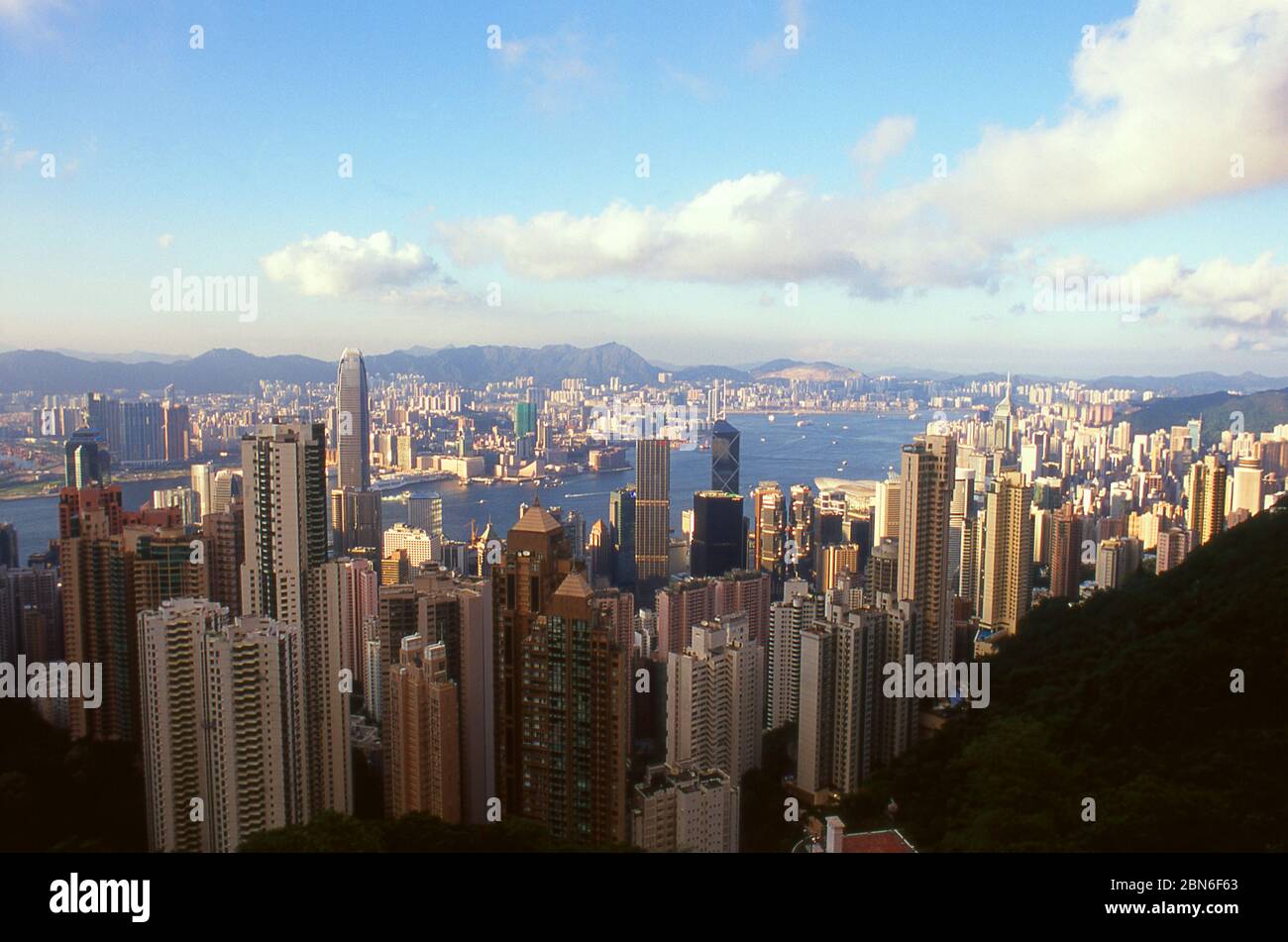 China: Hong Kong Insel und Hafen vom Victoria Peak aus gesehen, mit Kowloon im Hintergrund, Hong Kong Insel. Ursprünglich ein dünn besiedeltes Gebiet o Stockfoto