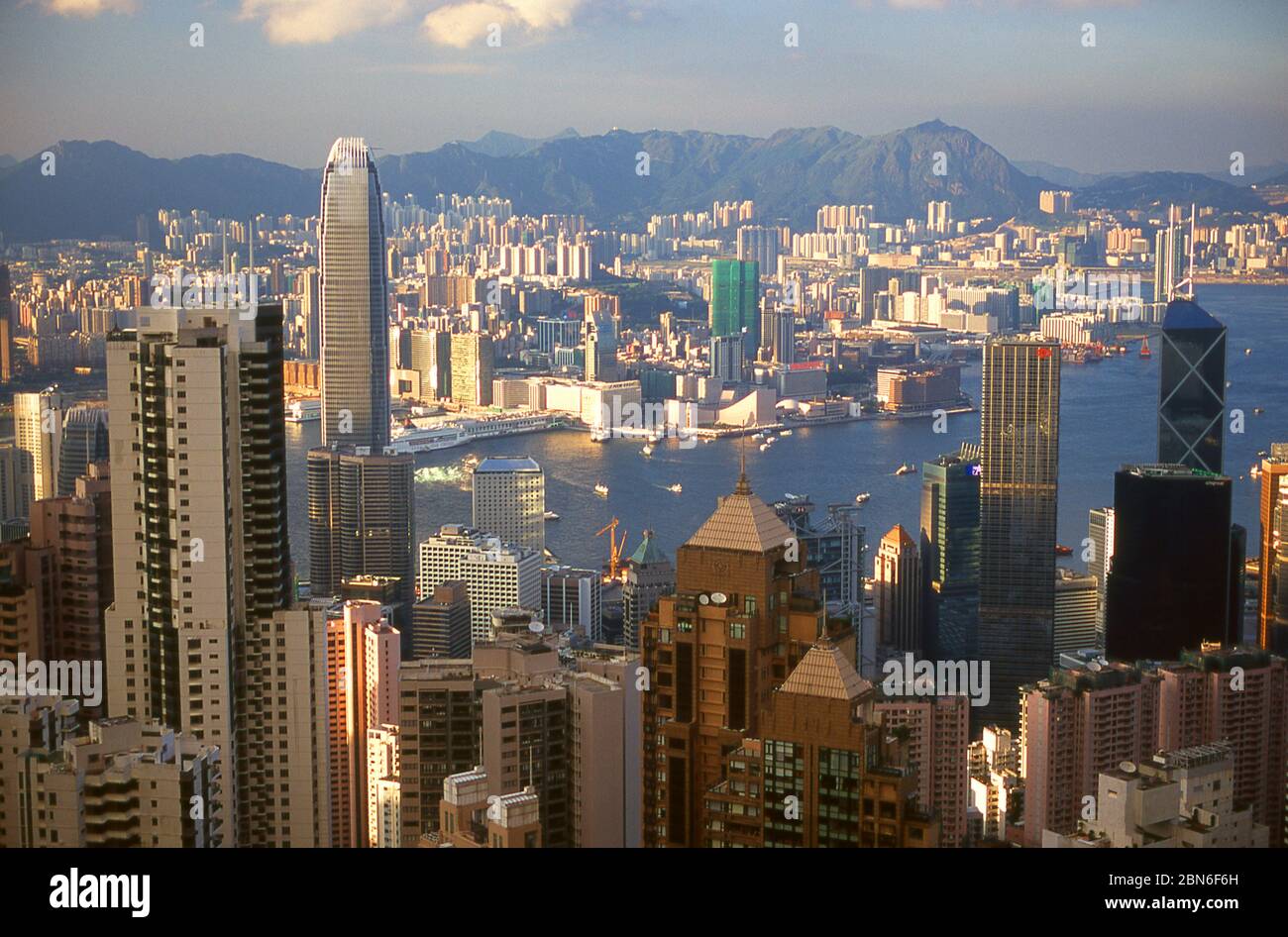 China: Hong Kong Insel und Hafen vom Victoria Peak aus gesehen, mit Kowloon im Hintergrund, Hong Kong Insel. Ursprünglich ein dünn besiedeltes Gebiet o Stockfoto
