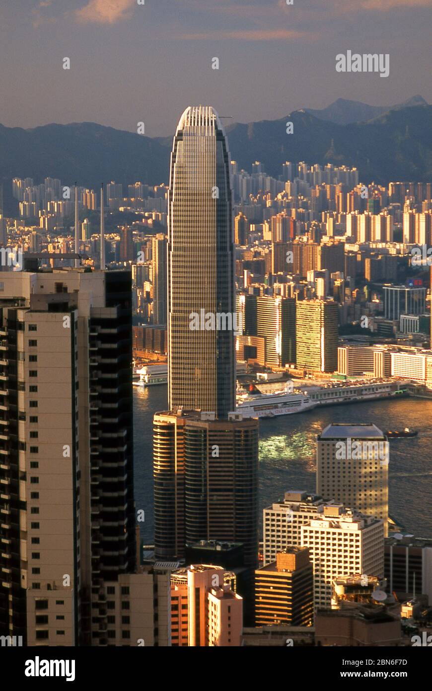 China: Hong Kong Insel und Hafen vom Victoria Peak aus gesehen, mit Kowloon im Hintergrund, Hong Kong Insel. Ursprünglich ein dünn besiedeltes Gebiet o Stockfoto