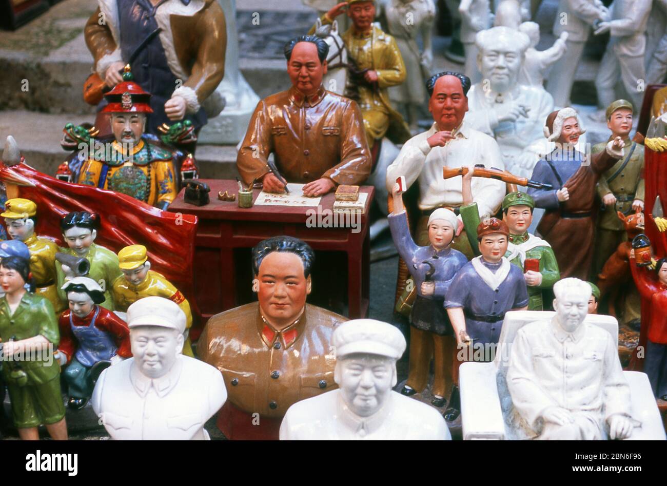 China: Vorsitzender Mao Zedong Memorabilia zu verkaufen, Cat Street, in der Nähe Blake Garden, Sheung Wan Bereich, Hong Kong Island. Ursprünglich ein spärlich besiedeltes ar Stockfoto