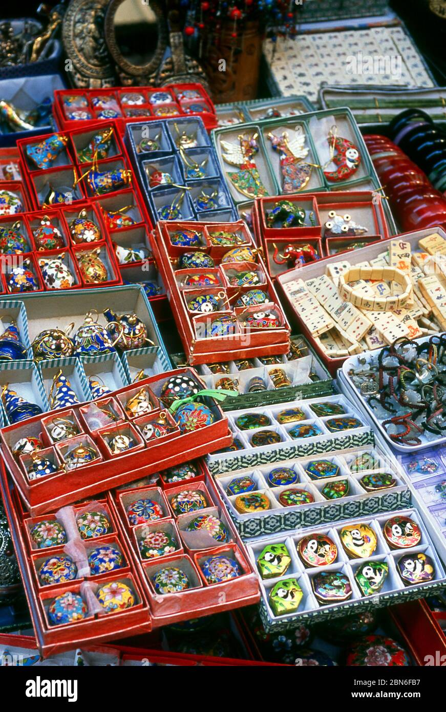 China: Souvenirs und Kunsthandwerk, Cat Street, in der Nähe von Blake Garden, Sheung Wan Gegend, Hong Kong Island. Ursprünglich ein dünn besiedeltes Gebiet der Landwirtschaft A Stockfoto
