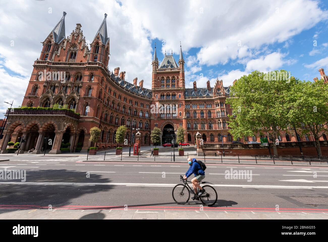 Ein einiger Radfahrer fährt während der Covid 19 Lockdown, London, am St Pancras Hotel vorbei. Stockfoto