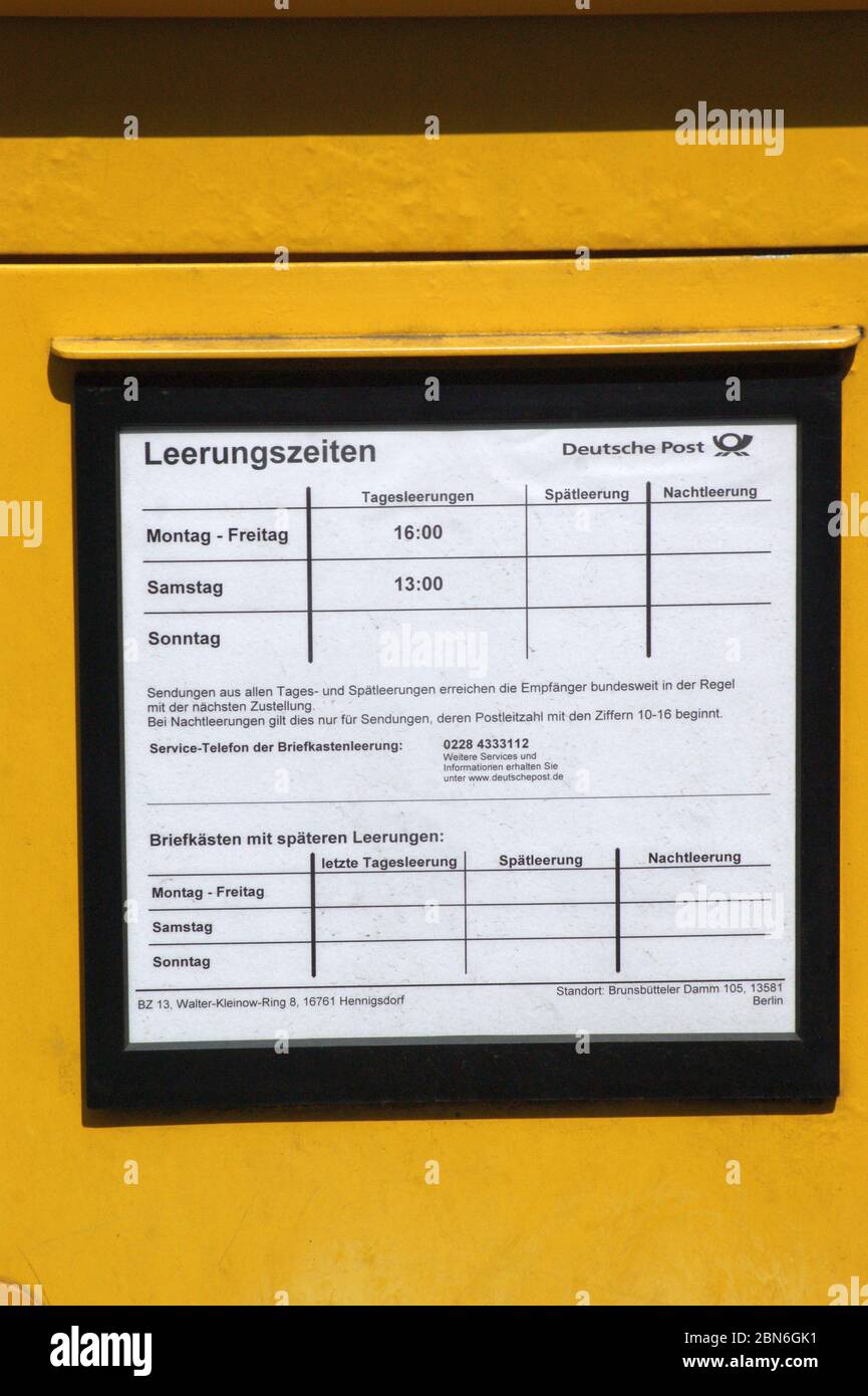 Leerungszeiten eines Briefkastens der Deutschen Post AG. Stockfoto