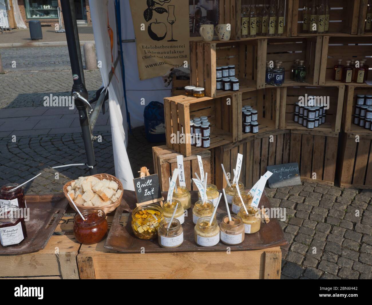 Bauernmarkt in Husum Schleswig-Holstein, Deutschland, Konserven, Senf und Käse zum Verkosten Stockfoto