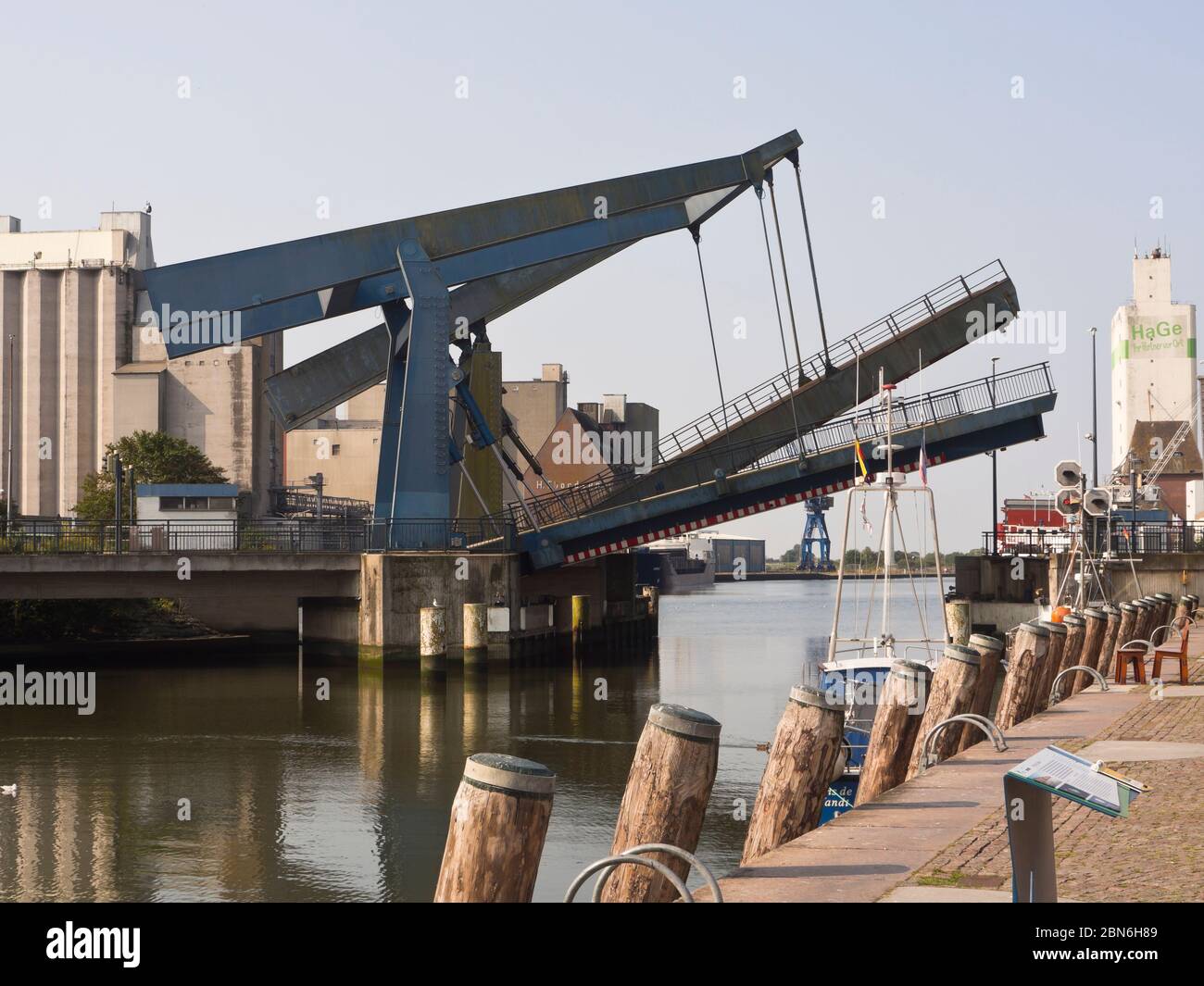 Zugbrücken für den Schienen- und Straßenverkehr werden an der Hafeneinfahrt in Husum Schleswig-Holstein, Deutschland, angehoben Stockfoto