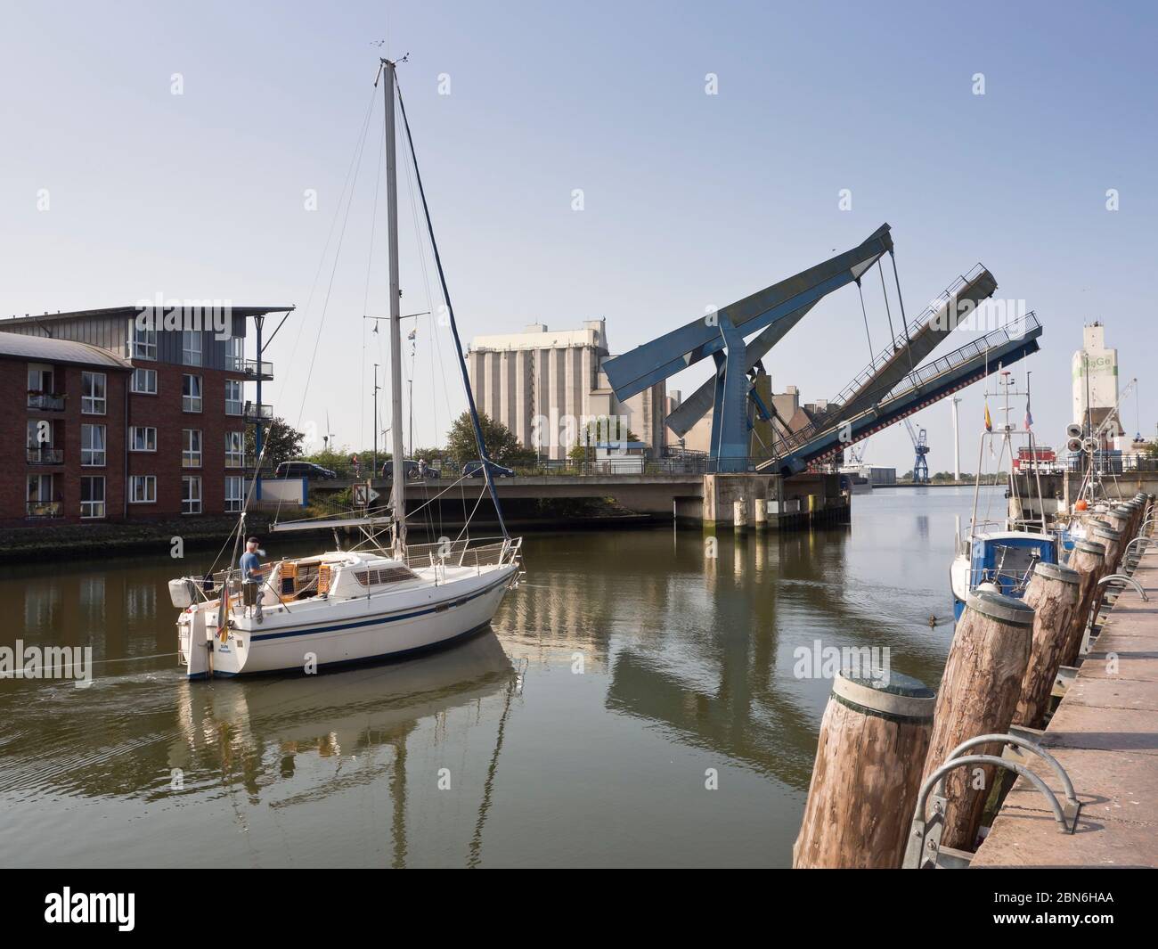Zugbrücken für den Schienen- und Straßenverkehr werden an der Hafeneinfahrt in Husum Schleswig-Holstein, Deutschland, angehoben Stockfoto