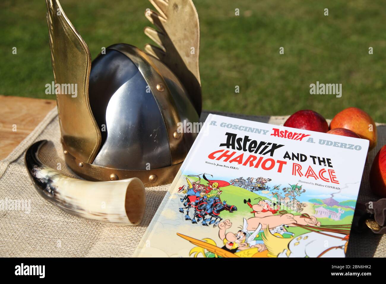 Asterix und das Chariot-Rennen von Jean-Yves Ferri, illustriert von Didier CONRAD, englische Version im Gallier-Setting Stockfoto