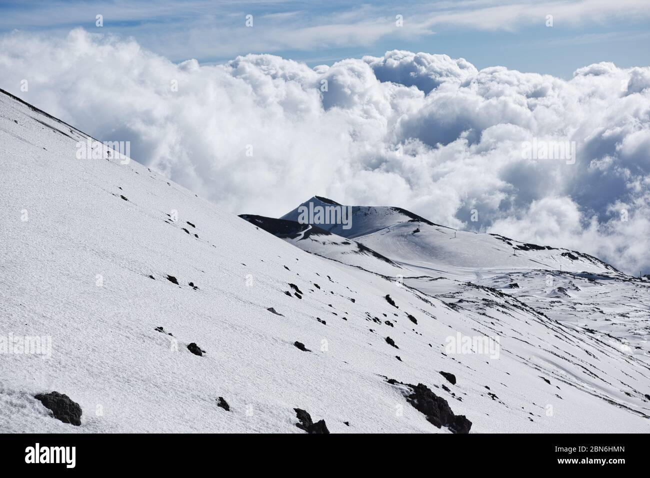 Verschneite Seite eines Vulkans Berg in Sizilien Stockfoto