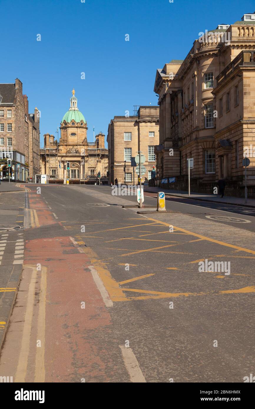 Eine leere George IV Bridge Straße in Edinburgh kurz vor der Sperrung wurde Gesetz. Stockfoto