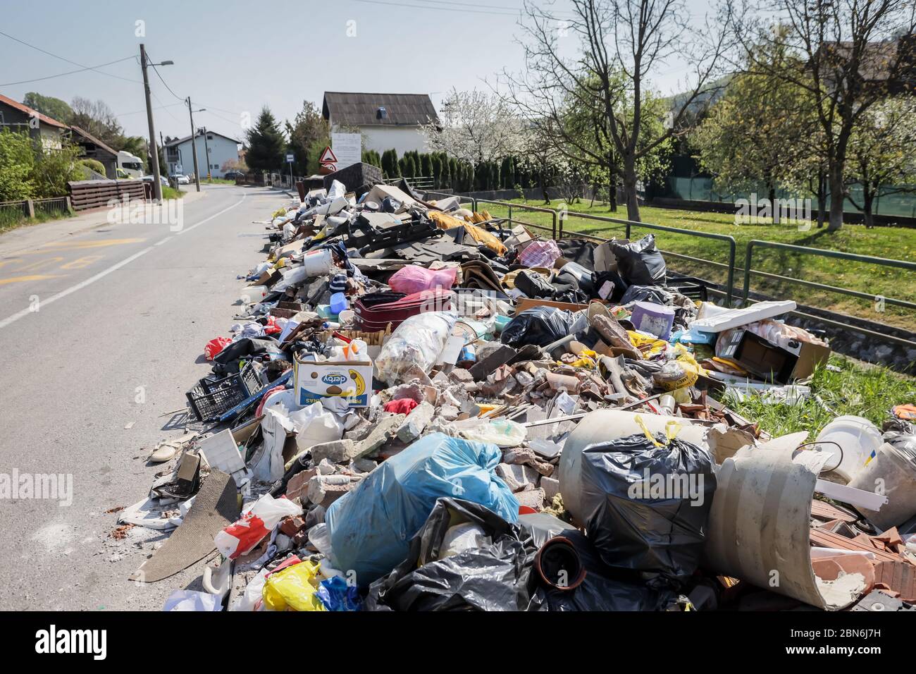 Zagreb, Kroatien - 12 April, 2020 : großer Haufen von Sperrmüll und Müll neben der Mirosevecka Straße in Zagreb, Kroatien. Stockfoto