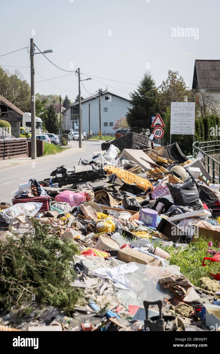 Zagreb, Kroatien - 12 April, 2020 : großer Haufen von Sperrmüll und Müll neben der Mirosevecka Straße in Zagreb, Kroatien. Stockfoto