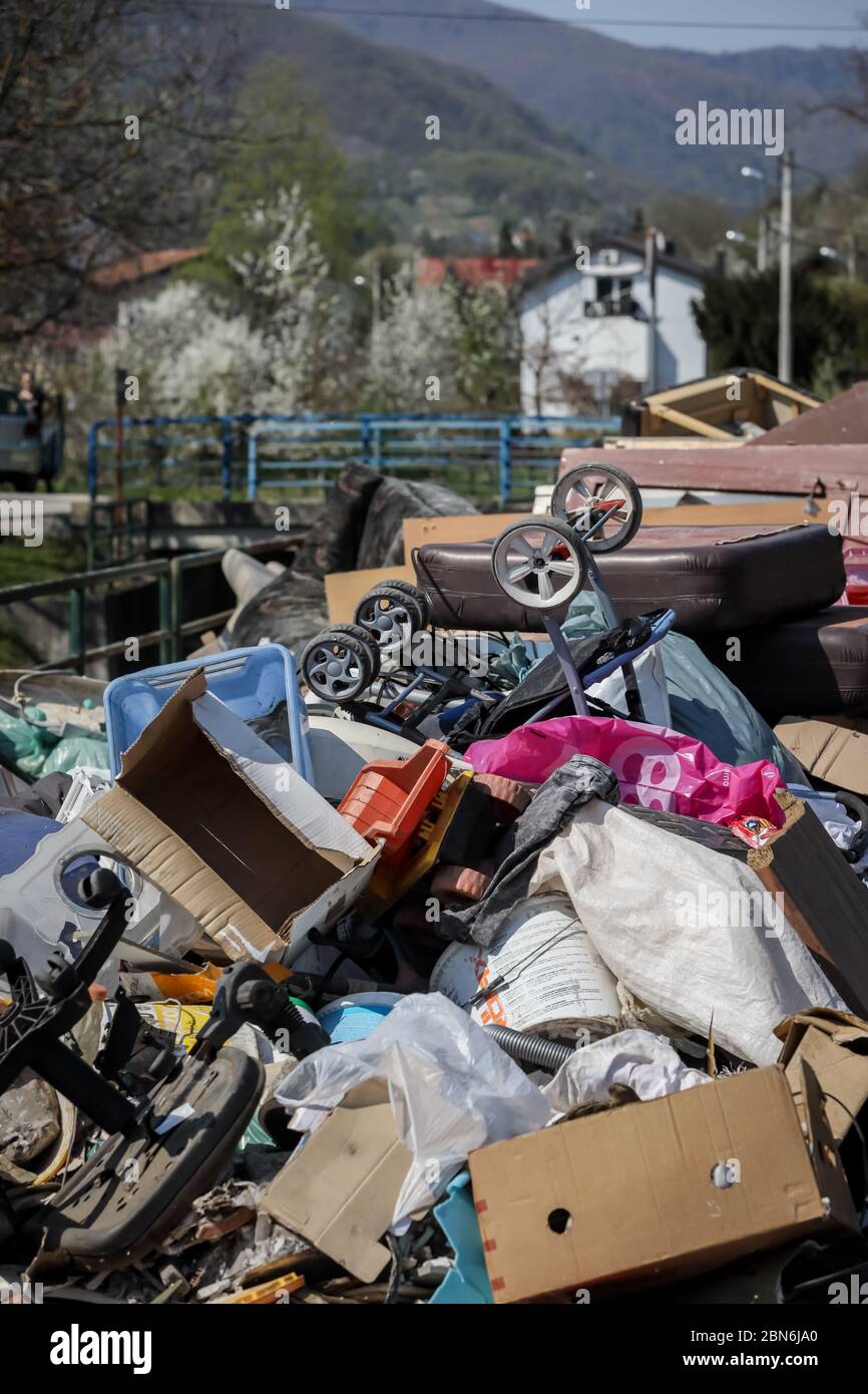Zagreb, Kroatien - 12 April, 2020 : großer Haufen von Sperrmüll und Müll neben der Mirosevecka Straße in Zagreb, Kroatien. Stockfoto