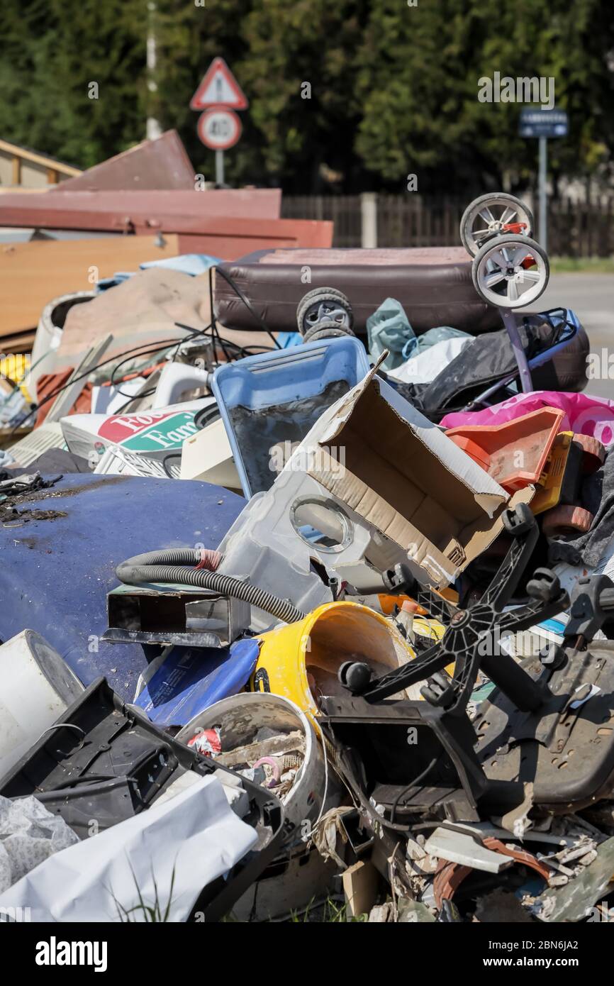 Zagreb, Kroatien - 12 April, 2020 : großer Haufen von Sperrmüll und Müll neben der Mirosevecka Straße in Zagreb, Kroatien. Stockfoto