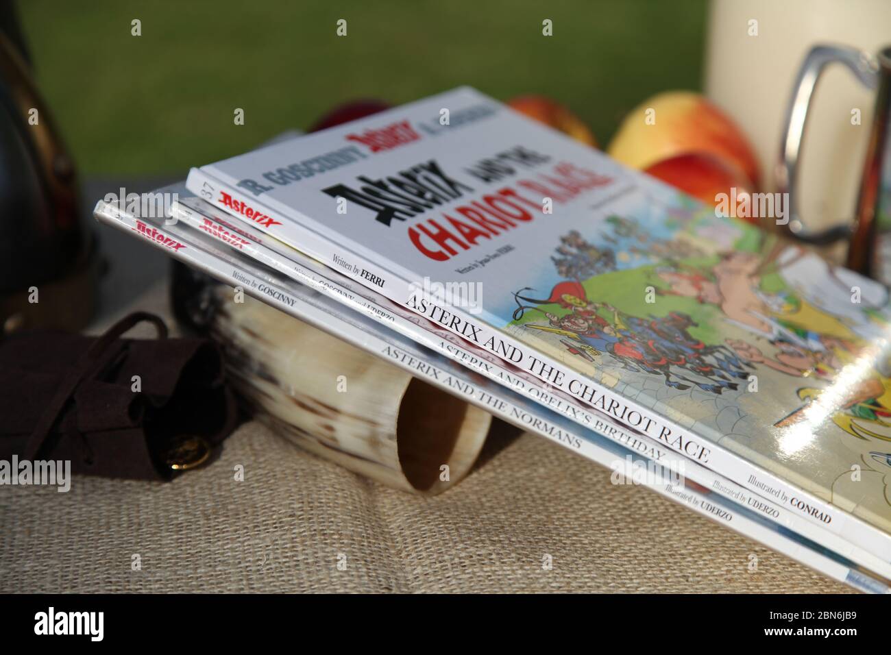 Asterix und das Chariot-Rennen, Stapel von Büchern, englische Version in Gallien-Einstellung Stockfoto