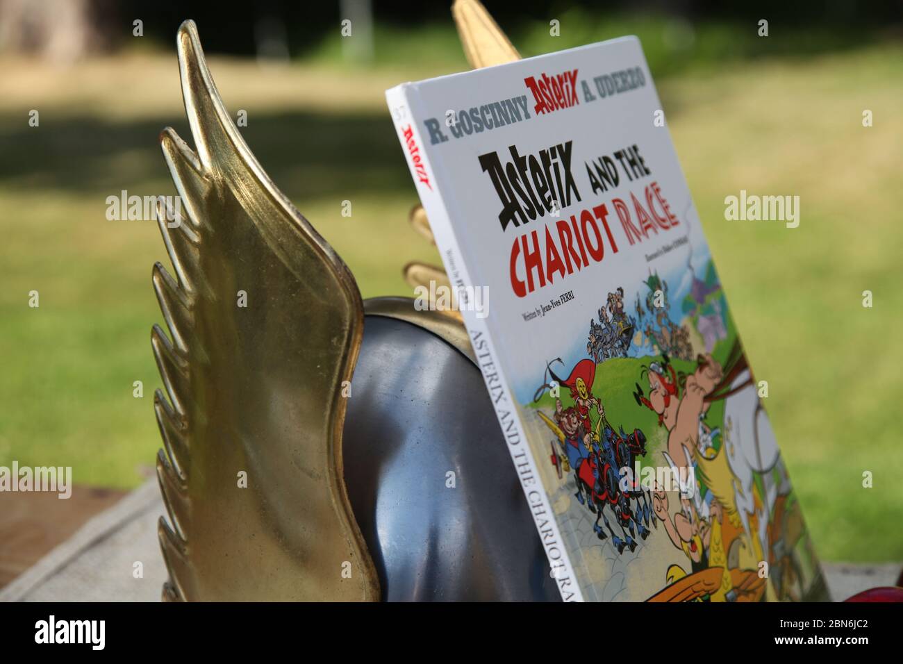 Asterix und das Chariot-Rennen von Jean-Yves Ferri, illustriert von Didier CONRAD, englische Version im Gallier-Setting Stockfoto