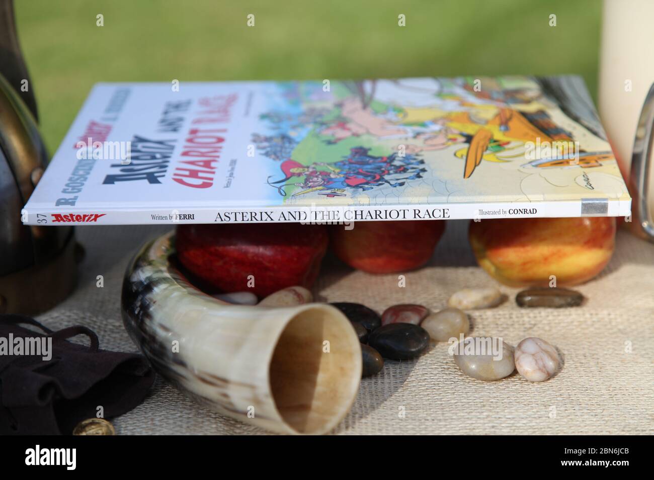 Asterix und das Chariot-Rennen von Jean-Yves Ferri, illustriert von Didier CONRAD, englische Version im Gallier-Setting Stockfoto