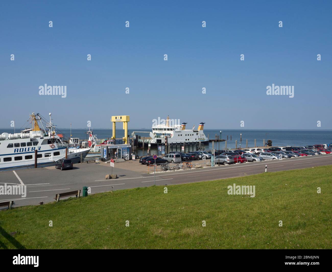 Der Hafen von Strucklahnungshörn mit Booten für die Inseln am Nordstrand, Schleswig-Holstein, Deutschland Stockfoto