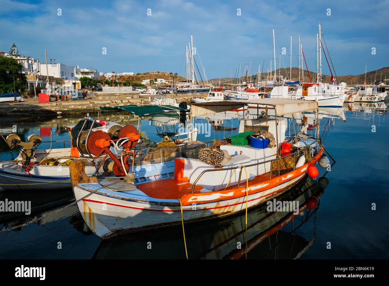 Fischerboote im Hafen von Naousa. Paros lsland, Griechenland Stockfoto