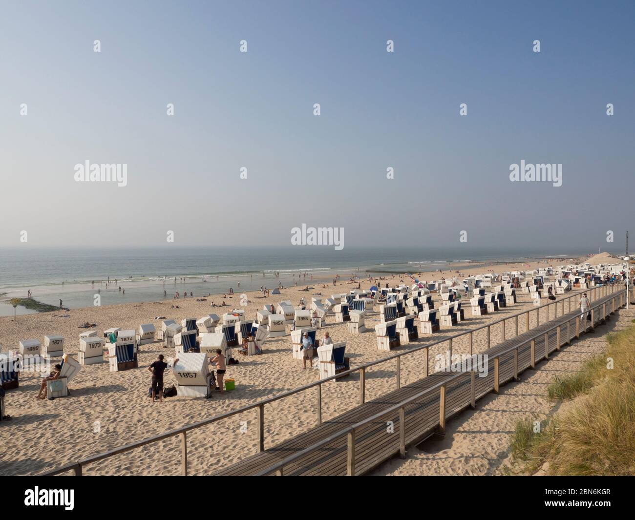 Strandkorb die deutschen Strandliegen, Urlauber und der weite Horizont entlang der kilometerlangen Strandlage im Schleswig-holsteinischen Westerland Sylt Stockfoto