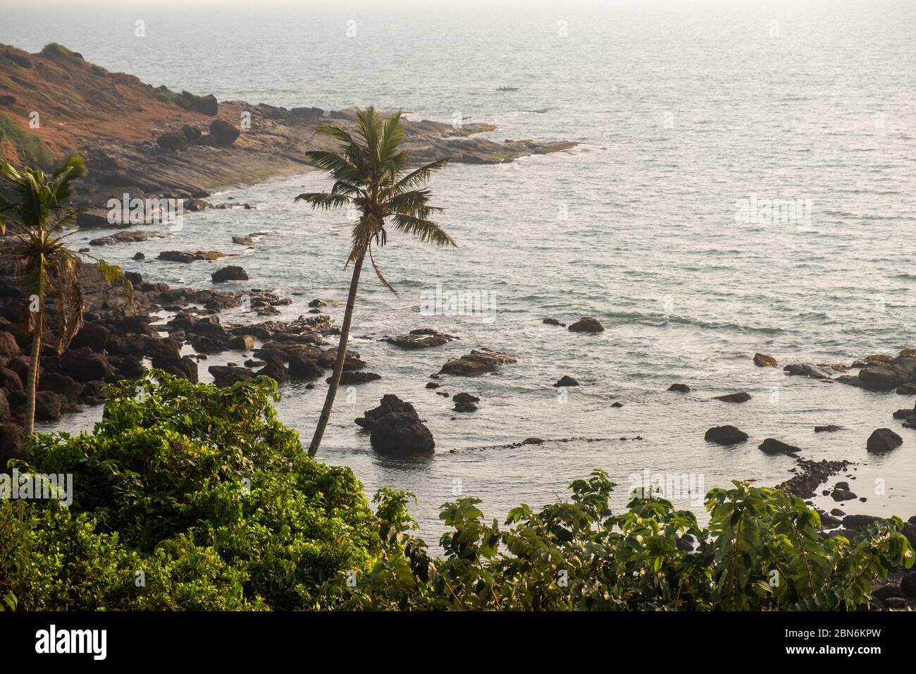 Top Blick auf die Küste des nördlichen Goa, Indien Stockfoto