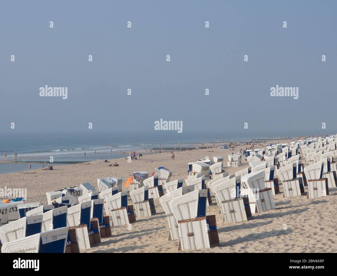 Strandkorb die deutschen Strandliegen, Urlauber und der weite Horizont entlang der kilometerlangen Strandlage im Schleswig-holsteinischen Westerland Sylt Stockfoto