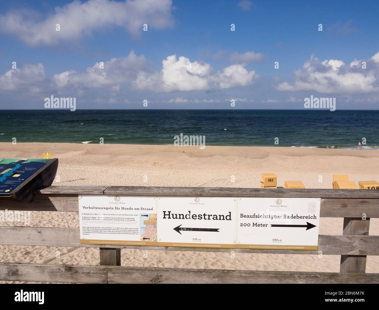 Melden Sie sich an einem speziellen Hundestrand auf den langen Sandflächen von Westerland Sylt, in Schleswig-Holstein Deutschland, Blick auf die Nordsee und den Horizont Stockfoto
