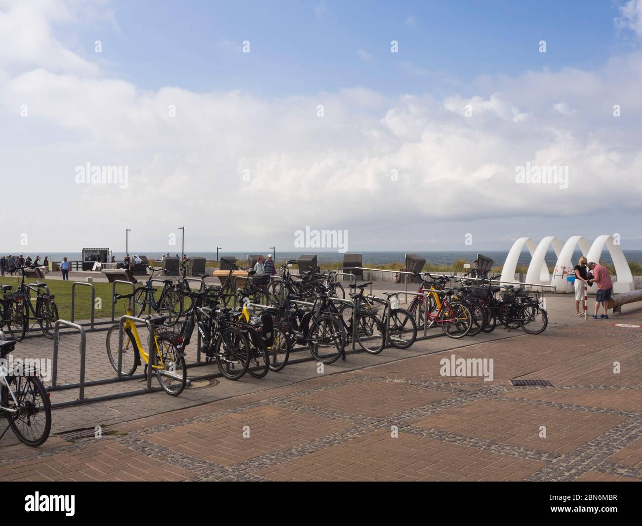 Fahrradträger am Strand in Wenningstedt Sylt, Schleswig-Holstein, für Touristen, die eine Pause von der Bewegung auf der Strandpromenade machen Stockfoto