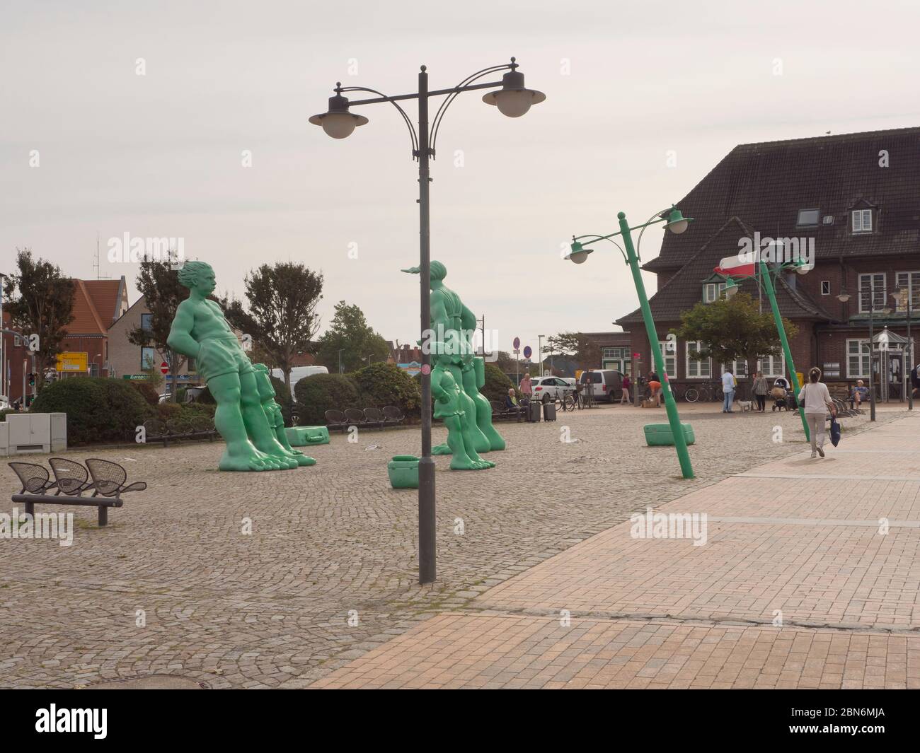 Der Platz vor dem Bahnhof in Westerland Sylt, Schleswig-Holstein, mit Skulpturen von Wanderriesen im Wind Stockfoto