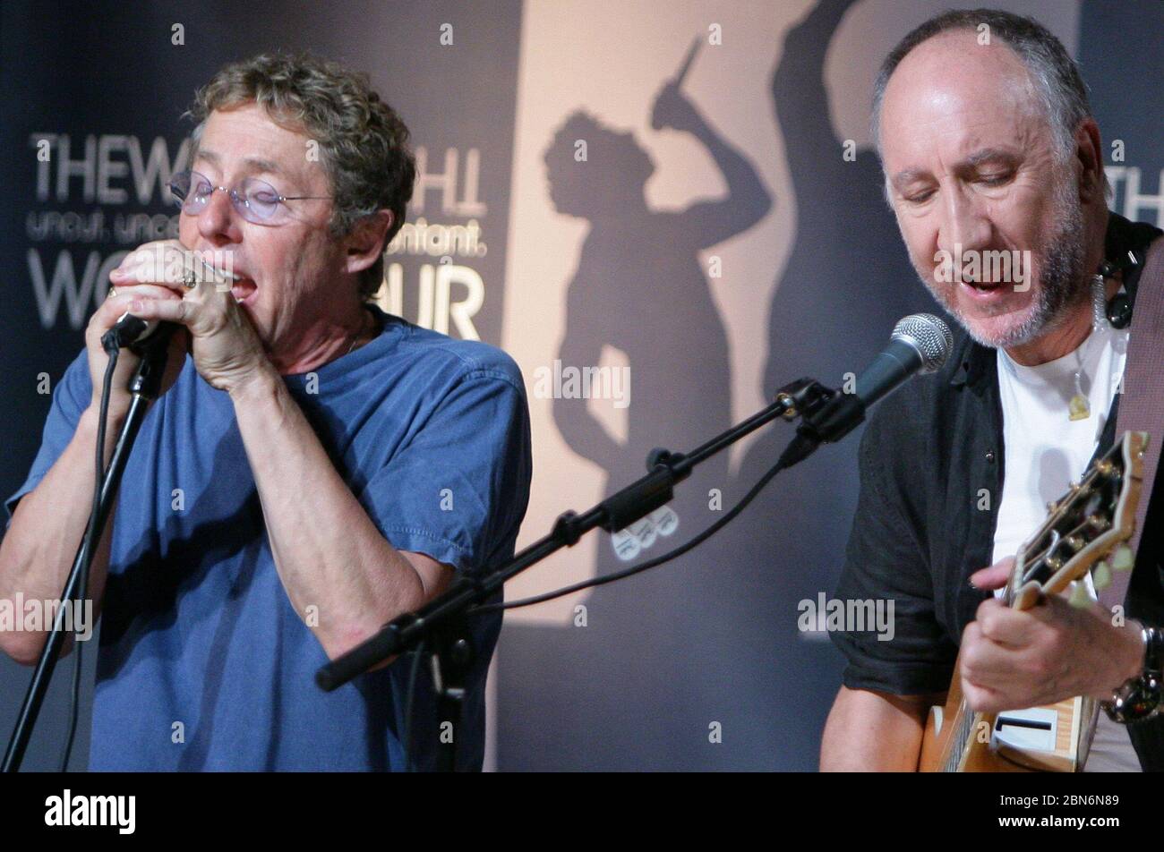 Die Mitglieder der Rockband 'The Who', Roger Daltrey (l.) und Pete Townshend geben am Donnerstag (13. Juli 2006) ein kurzes Konzert in Berlin im Fritz Club am Postbahnhof. Sie kündigten eine Welttournee an, die am 12. September 2006 in Philadelphia (USA) beginnt und sie durch Südamerika, Japan, Australien und Europa führt. Ein neues Album soll am 23. Oktober 2006 veröffentlicht werden. Foto: Jens Kalaene dpa/lbn (c) dpa - Bericht weltweit Stockfoto