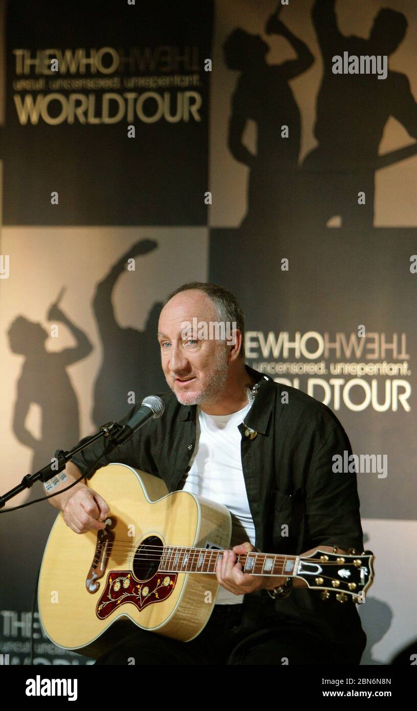 Das Mitglied der Rockband 'The Who', Pete Townshend, am Donnerstag (13. Juli 2006) in Berlin bei einem kurzen Konzert im Fritz Club am Postbahnhof. Die Band kündigte eine Welttournee an, die am 12. September 2006 in Philadelphia (USA) beginnt und sie durch Südamerika, Japan, Australien und Europa führt. Ein neues Album soll am 23. Oktober 2006 veröffentlicht werden. Foto: Jens Kalaene dpa/lbn (c) dpa - Bericht weltweit Stockfoto