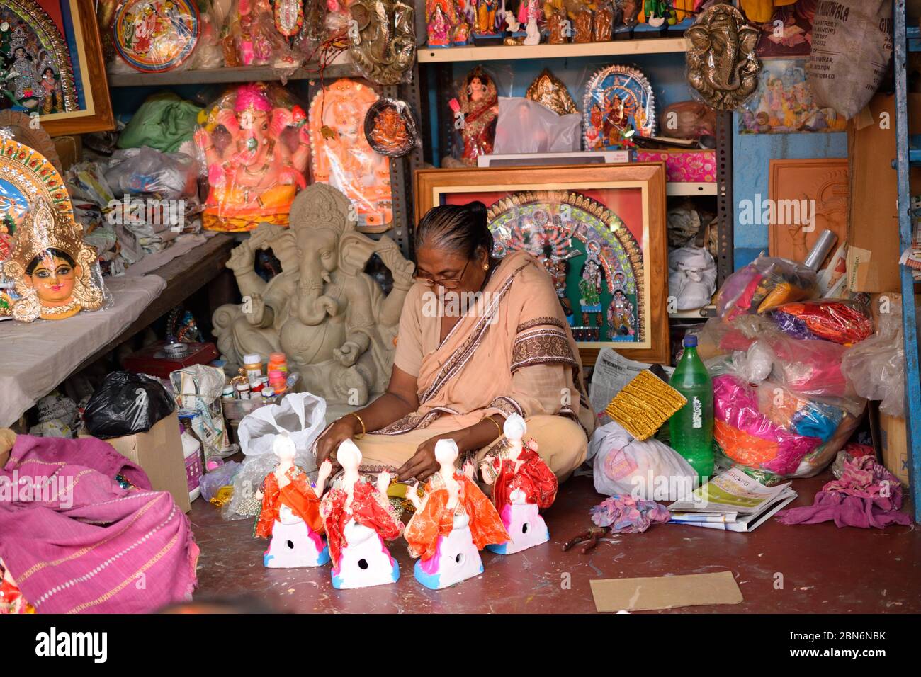 Kolkata, Indien - 25. September 2016: Eine alte Frau, die Lehmgötter macht Stockfoto