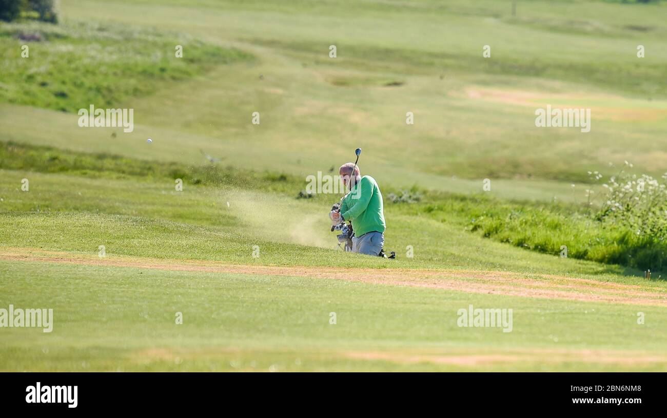 Brighton UK 13. Mai 2020 - Golfer genießen eine Runde am frühen Morgen auf dem Golfplatz Hollingbury Park in Brighton nach der Lockerung einiger Coronavirus Lockdown Maßnahmen in England. Einige Lockdown-Maßnahmen wurden in England von Boris Johnsons Regierung gelockert, einschließlich Tennis oder Golf während der Coronavirus COVID-19 Pandemie. : Credit Simon Dack / Alamy Live News Stockfoto