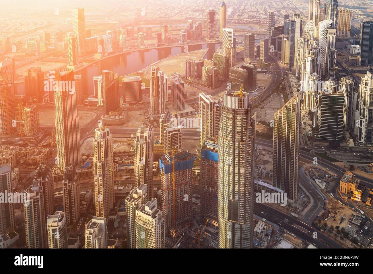 Dubai von oben bei Sonnenaufgang. Dubai Skyline und Wolkenkratzer Tower Gebäude, Vereinigte Arabische Emirate. Stockfoto