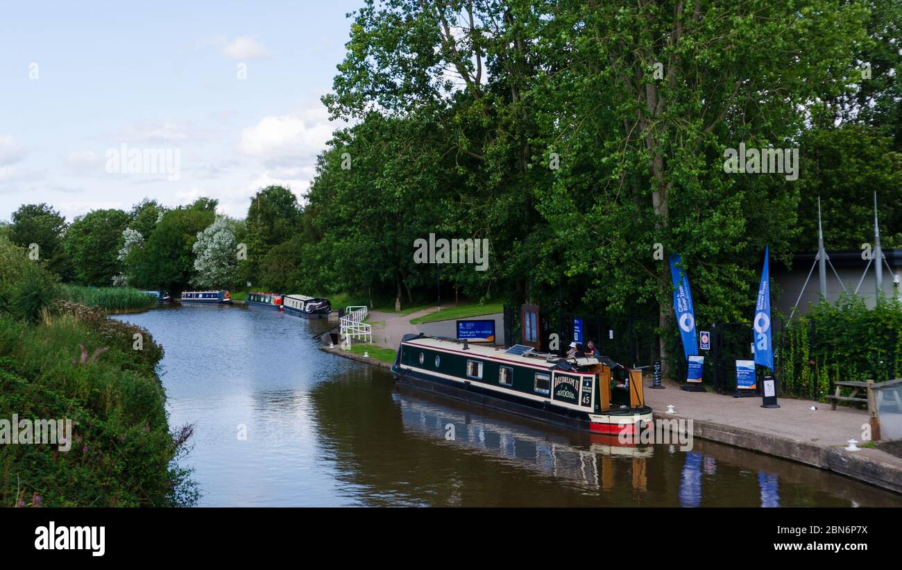 Northwich, UK : 6. Aug 2019: Ferien schmale Boote auf dem Trent und Mersey Kanal im Dorf Anderton festgemacht. Stockfoto