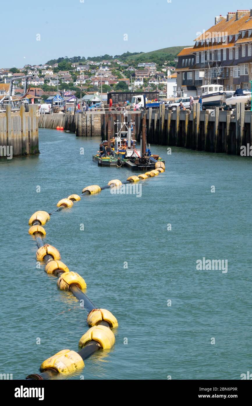Baggerarbeiten im Hafen von West Bay in der Nähe von Bridport, Dorset, England, Großbritannien. Stockfoto