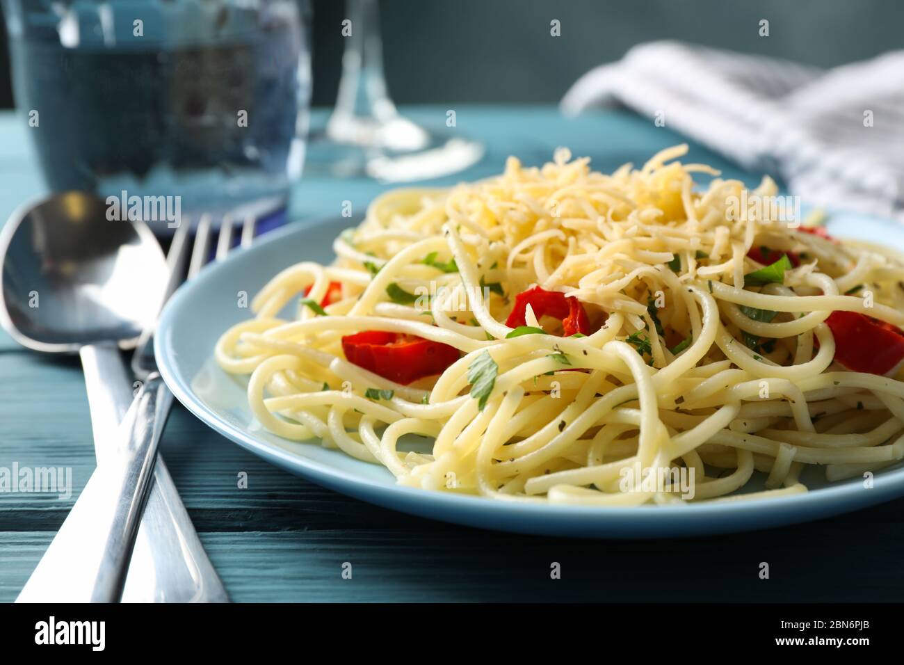 Zusammensetzung mit Teller mit leckeren Pasta auf Holzhintergrund Stockfoto