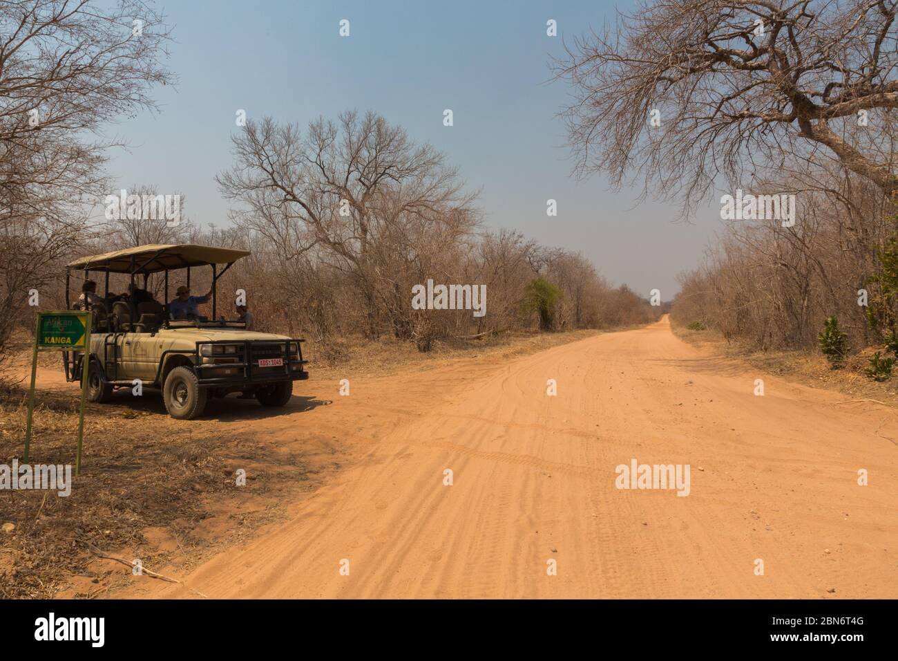 Safari Fahrzeug wartet an der Kreuzung, Simbabwe Stockfoto