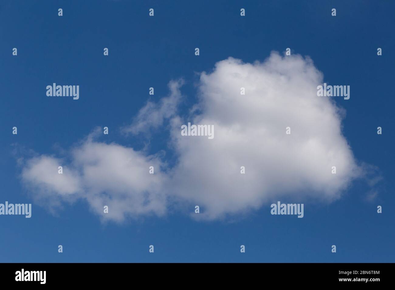 Blick auf die Cumuluswolke in einem blauen Himmel Stockfoto