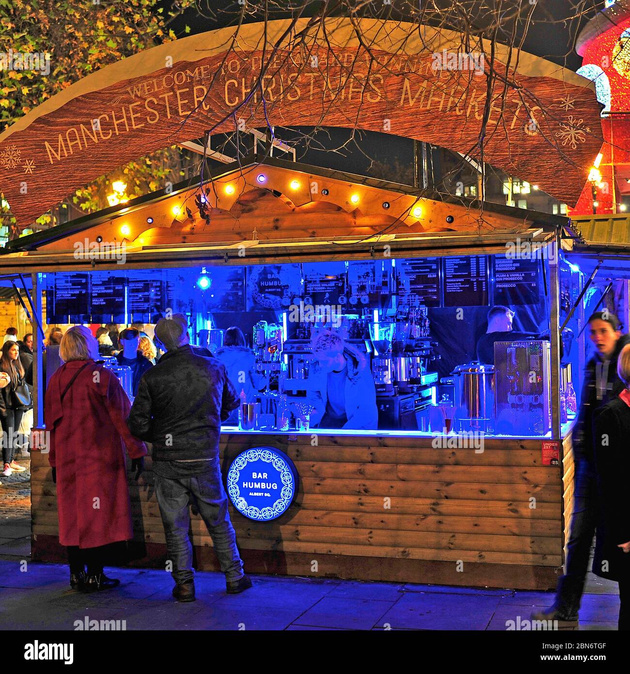 UV-blaue Lichter an der Bar auf den Manchester Christmas Markets Stockfoto