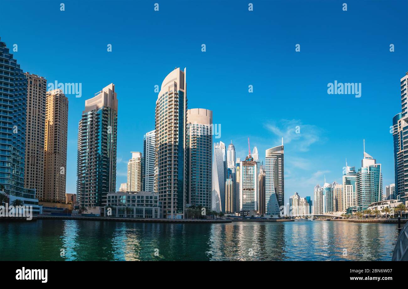 Luxus Dubai Marina Kanal in Dubai mit hohen Gebäuden im Hintergrund, Vereinigte Arabische Emirate. Stockfoto