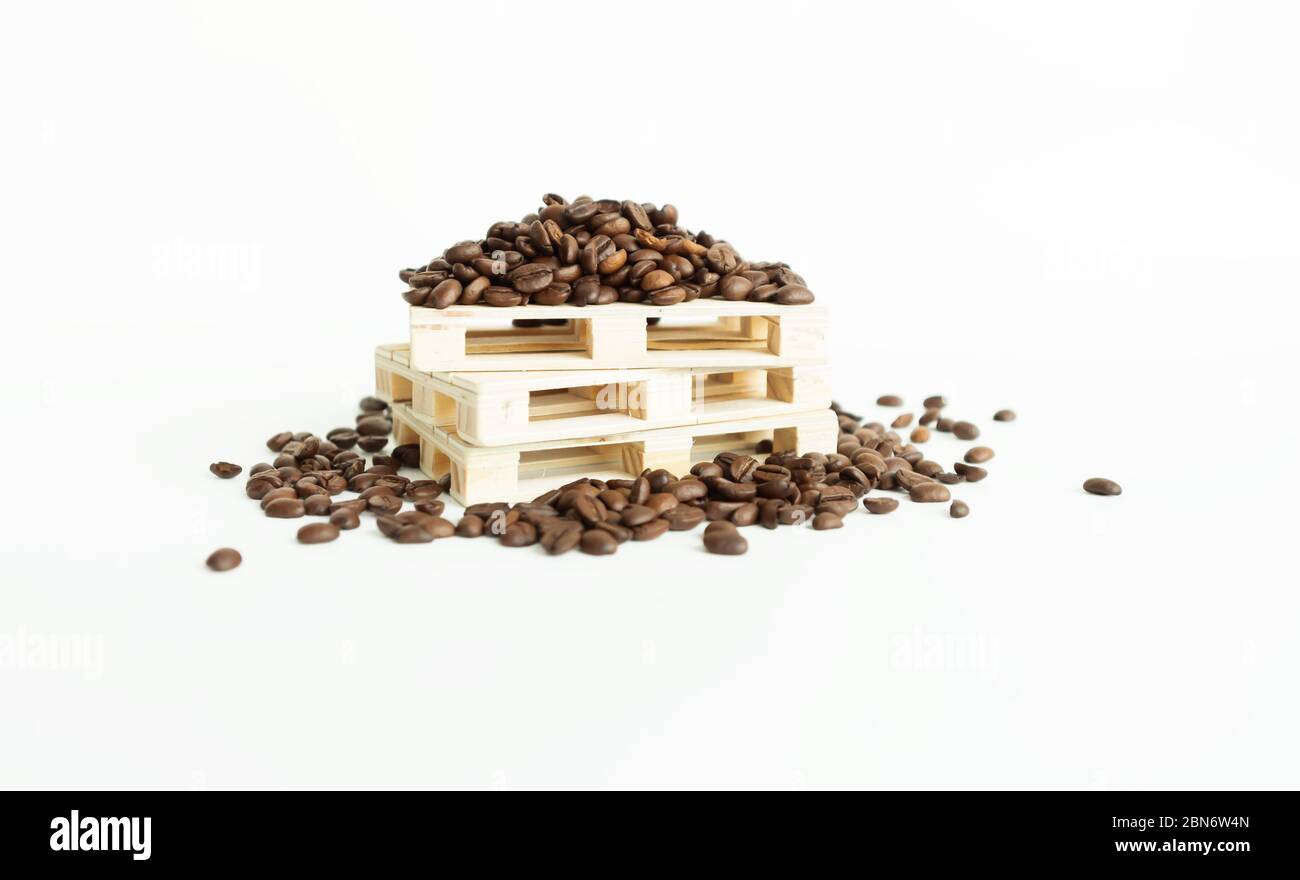 Kaffeebohnen liegen auf kleinen Holzpaletten Stockfoto