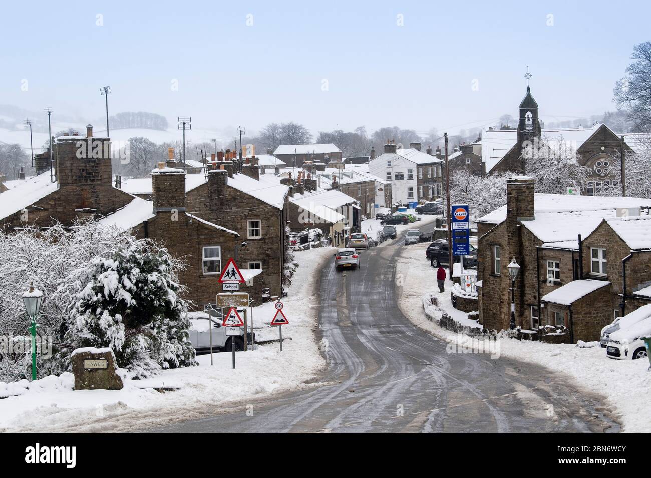 Hawes, eine kleine Marktstadt in den Yorkshire Dales, schneebedeckt. Stockfoto