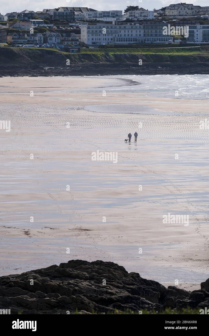 Aufgrund der Coronavirus Covid 19 Pandemie ist der normalerweise geschäftige Fistral Beach in Newquay in Cornwall nun leer. Stockfoto