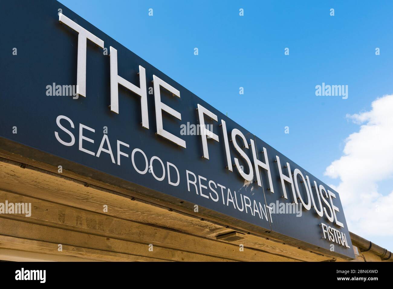 Ein Schild über dem Eingang des Fish House at Fistral in Newquay in Cornwall. Stockfoto